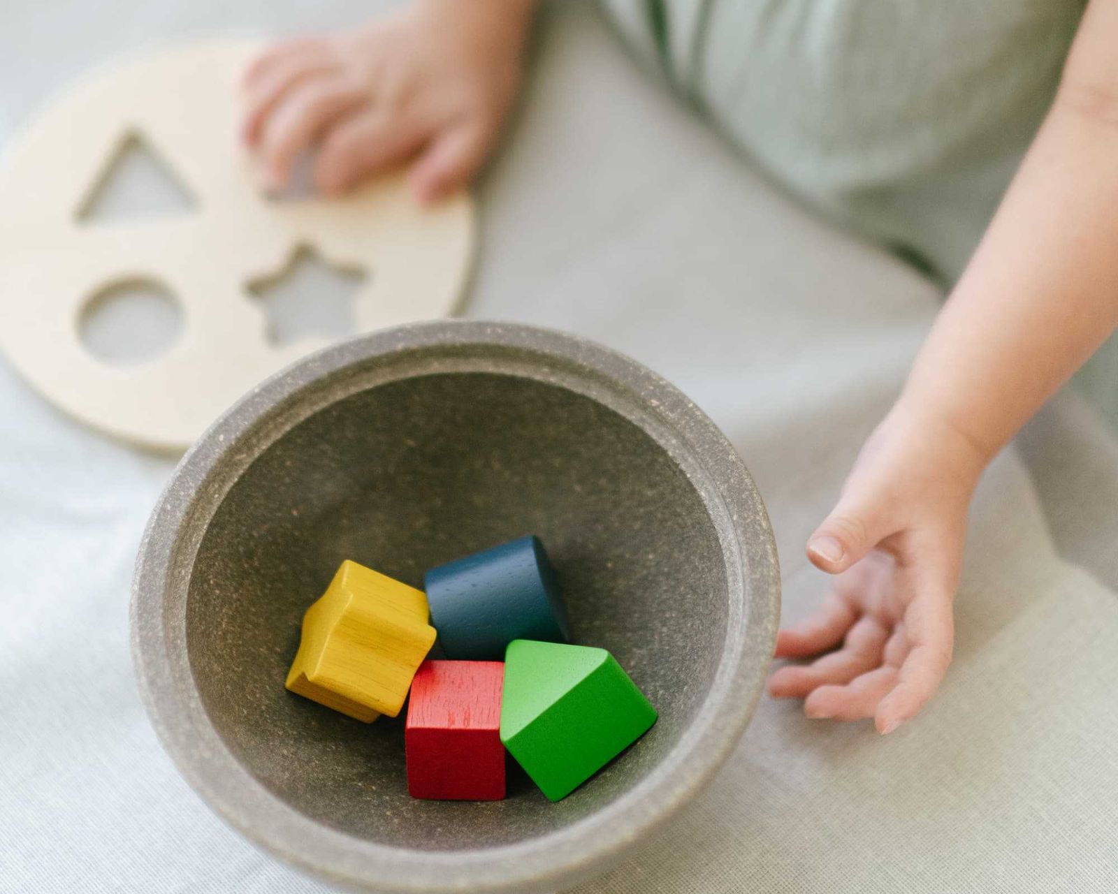 PlanToys Μπολ με Γεωμετρικά Σχήματα - Ξύλινο Παιχνίδι Ταξινόμησης & Αντιστοίχισης