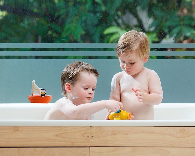 PlanToys Ιστιοφόρο με Πιγκουίνο – Ξύλινο Παιχνίδι Νερού
