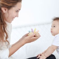 PlanToys Αυτοκινητάκι Μωρού Παστελ - Ξύλινο Αισθητηριακό Παιχνίδι