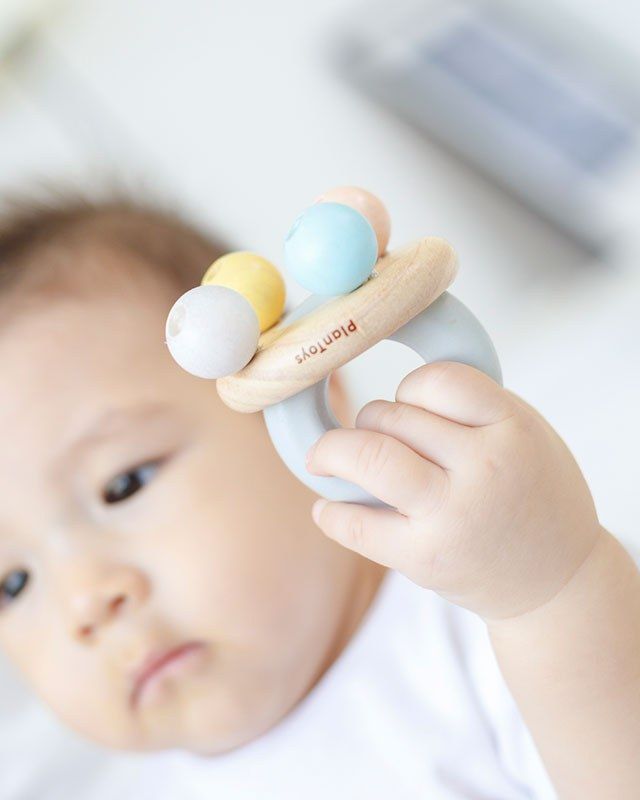 PlanToys Κουδουνίστρα Καμπάνα Παστέλ - Ξύλινη Κουδουνίστρα για Βρέφη
